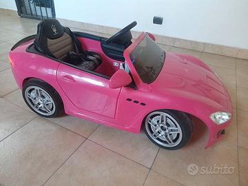Macchina elettrica fucsia Maserati cabriolet