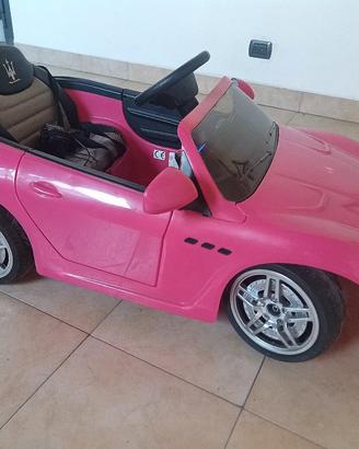 Macchina elettrica fucsia Maserati cabriolet