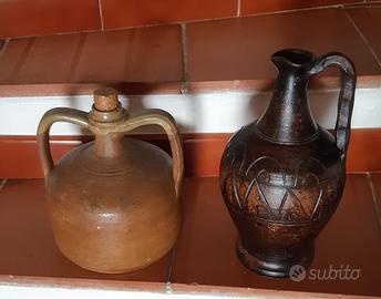 Antiche brocche in ceramica e fiaschette in vetro