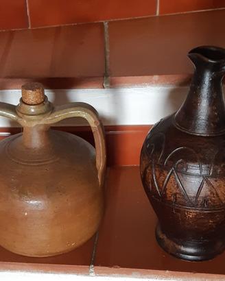 Antiche brocche in ceramica e fiaschette in vetro