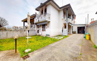 Soluzione indipendente con giardino e garage a San
