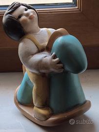Statuina THUN Bimbo su cavallo a dondolo