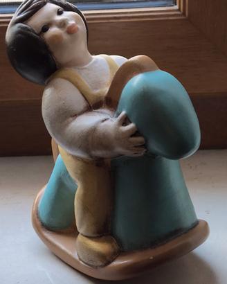 Statuina THUN Bimbo su cavallo a dondolo