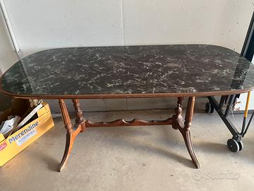 Tavolo in legno con piano in vetro