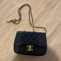 Borsa nera trapuntata con catena dorata regolabile