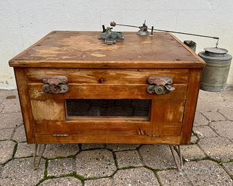 Antica incubatrice in legno