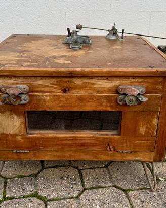 Antica incubatrice in legno