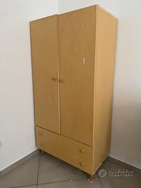 Armadio in legno chiaro