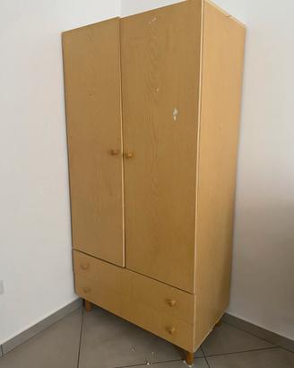 Armadio in legno chiaro