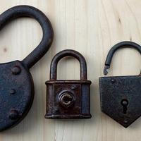 Quattro lucchetti antichi in ferro battuto