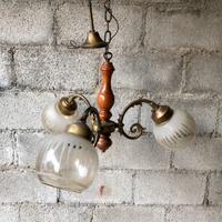 Lampadario vintage a 3 luci in ottone e legno