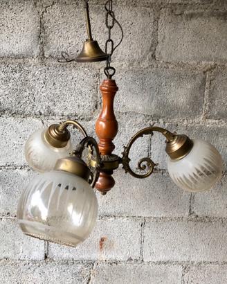 Lampadario vintage a 3 luci in ottone e legno