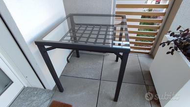 Tavolino con due sedie