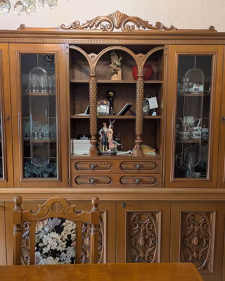 Sala da pranzo completa in legno – credenza, tavol