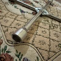 attrezzo per svitatare le ruote della macchina 