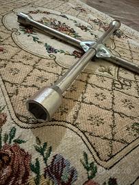 attrezzo per svitatare le ruote della macchina 