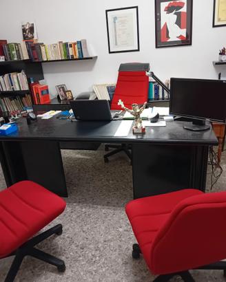 Arredamento ufficio: scrivania,  tre poltroncine i