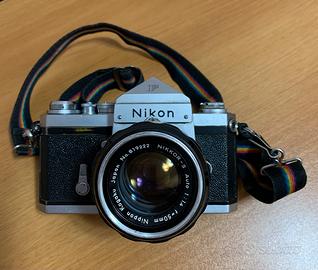 Macchina fotografica Nikon F con obiettivo,anni’80