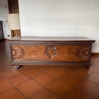 Cassapanca in legno di noce sec. XVII