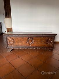 Cassapanca in legno di noce sec. XVII