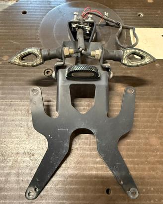 Porta targa yamaha r6 frecce direzione luce targa