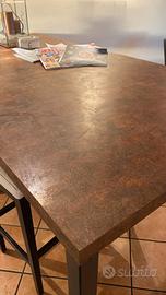 Tavolo penisola per cessata attivitá