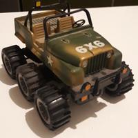 Jeep a sei ruote motrici giocattolo