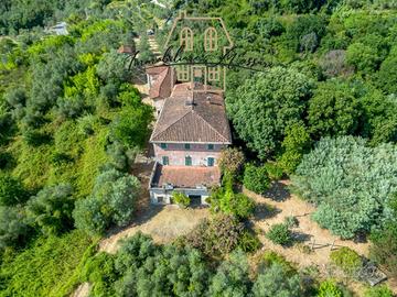 Villa di 856 m² con più di 5 locali a Sarzana