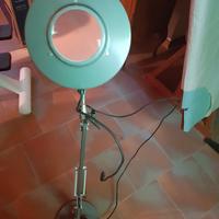 Lampada con lente di ingrandimento