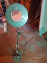 Lampada con lente di ingrandimento