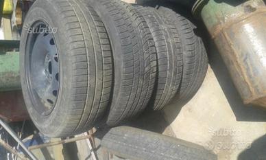 Pneumatici invernali estivi più cerchioni