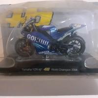Modellino YAMAHA YZR-M1 2004 di Valentino Rossi