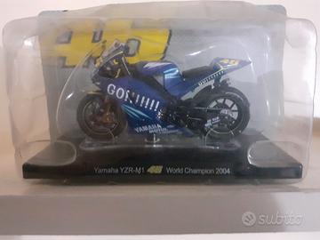 Modellino YAMAHA YZR-M1 2004 di Valentino Rossi
