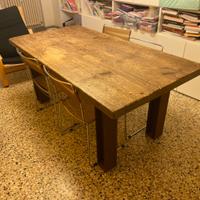 Tavolo per salotto con gambe in acciaio trattato