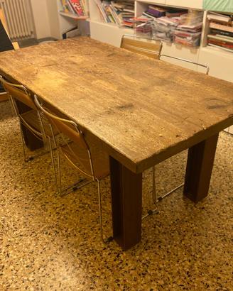 Tavolo per salotto con gambe in acciaio trattato