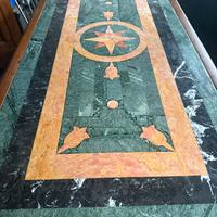 Tavolo con base legno piano mosaico di marmo