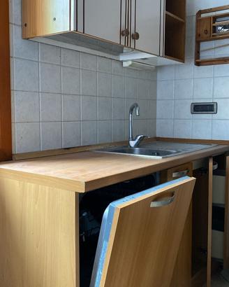 Cucina: lavastviglie, mobili, lavello, scolapiatti