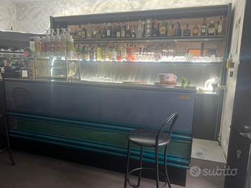Bancone e frigorifero bar