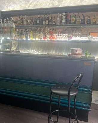Bancone e frigorifero bar