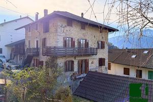 PORZIONE DI CASA CON GARAGE