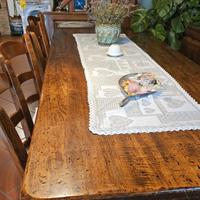 tavolo da taverna con panca e sedie