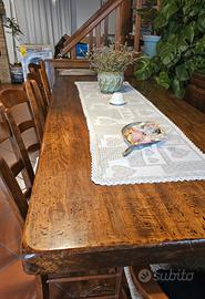 tavolo da taverna con panca e sedie