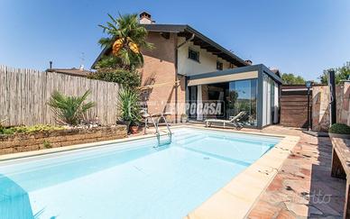 VILLA A SCHIERA CON GIARDINO, TAVERNA E PISCINA