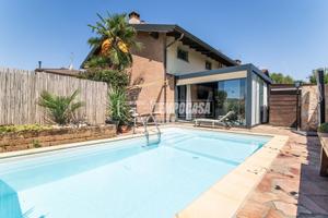 VILLA A SCHIERA CON GIARDINO, TAVERNA E PISCINA