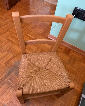 Sedia per bimbi con seduta in paglia intrecciata