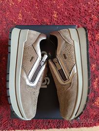 sneakers color marron e oro 
