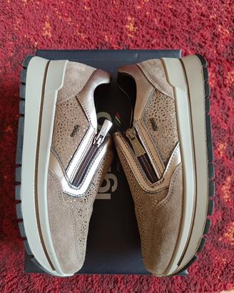 sneakers color marron e oro 