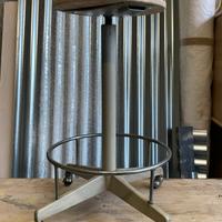 Sgabello industriale in ferro con rotelle