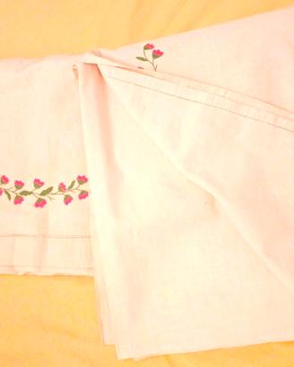 Lenzuolo vintage sopra letto in puro lino ricamato