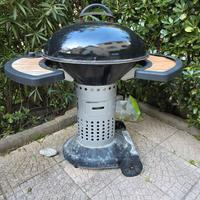 Barbecue a piedistallo con coperchio